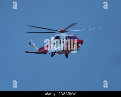 Leysdown, Kent, Regno Unito. 28 ottobre 2020. L'elicottero Agusta-Westland AW-189 della guardia costiera (G-MCGV) ha visto volare molto in basso su Leysdown a Kent questa sera (si pensa di essere su un volo di addestramento). Credit: James Bell/Alamy Live News Foto Stock