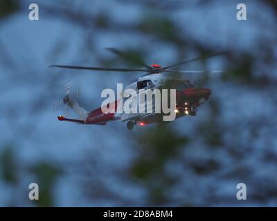 Leysdown, Kent, Regno Unito. 28 ottobre 2020. L'elicottero Agusta-Westland AW-189 della guardia costiera (G-MCGV) ha visto volare molto in basso su Leysdown a Kent questa sera (si pensa di essere su un volo di addestramento). Credit: James Bell/Alamy Live News Foto Stock