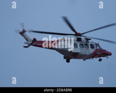 Leysdown, Kent, Regno Unito. 28 ottobre 2020. L'elicottero Agusta-Westland AW-189 della guardia costiera (G-MCGV) ha visto volare molto in basso su Leysdown a Kent questa sera (si pensa di essere su un volo di addestramento). Credit: James Bell/Alamy Live News Foto Stock