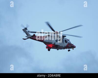 Leysdown, Kent, Regno Unito. 28 ottobre 2020. L'elicottero Agusta-Westland AW-189 della guardia costiera (G-MCGV) ha visto volare molto in basso su Leysdown a Kent questa sera (si pensa di essere su un volo di addestramento). Credit: James Bell/Alamy Live News Foto Stock