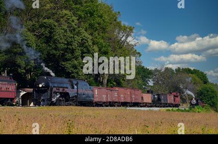 Strasburg, Pennsylvania, 2019 ottobre - 2 treno a vapore d'epoca che pulisce fumo e vapore mentre si va attraverso la campagna Amish Foto Stock