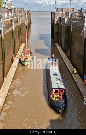 PORTISHEAD BRISTOL SOMERSET INGHILTERRA UNA CASA GALLEGGIANTE E YACHT NEL PORTISHEAD QUAYS MARINA LOCK Foto Stock