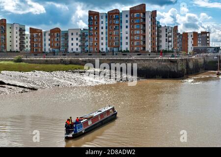 PORTISHEAD BRISTOL SOMERSET INGHILTERRA UNA CASA GALLEGGIANTE CHE ENTRA NELLA SERRATURA DELLA MARINA DALL'ESTUARIO DEL SEVERN Foto Stock