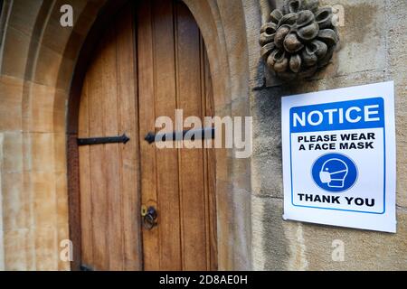 Londra, Regno Unito. - 14 Ott 2020: Un avviso all'esterno di una chiesa del centro di Londra chiede alle persone di indossare una maschera prima di entrare. Foto Stock