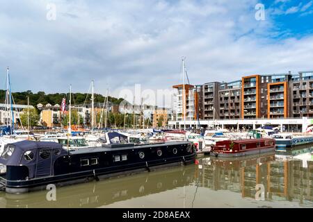 PORTISHEAD BRISTOL SOMERSET INGHILTERRA TRE CASE GALLEGGIANTI A PORTISHEAD QUAYS MARINA Foto Stock