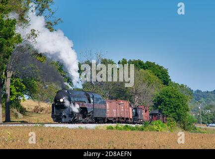 Strasburg, Pennsylvania, 2019 ottobre - treno a vapore d'epoca che pulisce fumo e vapore mentre si va attraverso la campagna Amish Foto Stock