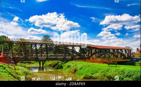 Old Pennsylvania coperto Dual Span Bridge in fase di smontaggio con esso è Struttura in legno esposta Foto Stock