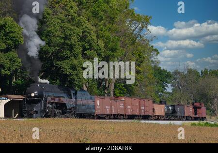 Strasburg, Pennsylvania, 2019 ottobre - treno a vapore d'epoca che pulisce fumo e vapore mentre si va attraverso la campagna Amish Foto Stock