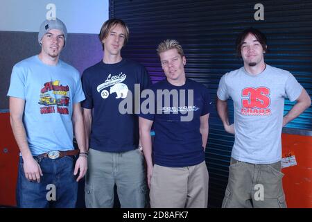 SUNRISE FL - MARZO 13: Chris Chaney, Chris Hesse, Dan Estrin e Doug Robb di Hoobastank posano per un backstage ritratto al Sunrise Musical Theatre il 13 Marzo 2002 a Coral Springs, Florida. Credito: Mpi04/MediaPunch Foto Stock