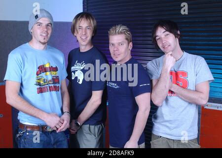 SUNRISE FL - MARZO 13: Chris Chaney, Chris Hesse, Dan Estrin e Doug Robb di Hoobastank posano per un backstage ritratto al Sunrise Musical Theatre il 13 Marzo 2002 a Coral Springs, Florida. Credito: Mpi04/MediaPunch Foto Stock