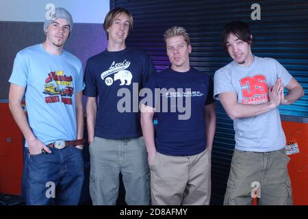 SUNRISE FL - MARZO 13: Chris Chaney, Chris Hesse, Dan Estrin e Doug Robb di Hoobastank posano per un backstage ritratto al Sunrise Musical Theatre il 13 Marzo 2002 a Coral Springs, Florida. Credito: Mpi04/MediaPunch Foto Stock