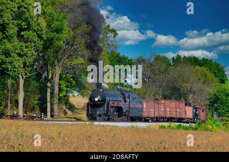 Strasburg, Pennsylvania, 2019 ottobre - treno a vapore d'epoca che pulisce fumo e vapore mentre si va attraverso la campagna Amish Foto Stock