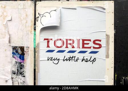 Brighton, 28 ottobre 2020: Street art anti-Tory guerrilla, parodying lo slogan "Every Little helps" di Tesco questo pomeriggio a Brighton Foto Stock