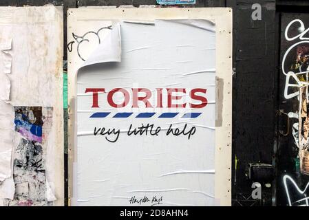 Brighton, 28 ottobre 2020: Street art anti-Tory guerrilla, parodying lo slogan "Every Little helps" di Tesco questo pomeriggio a Brighton Foto Stock