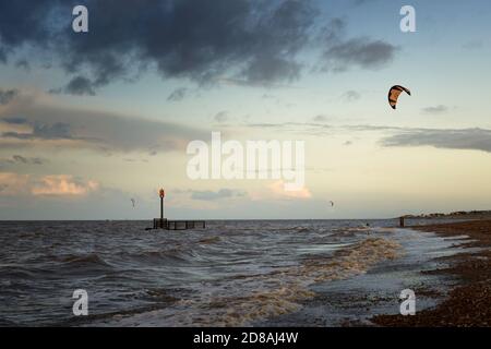 Kite surfers alla spiaggia sud di Heacham nel Nord Norfolk ON Una ventosa serata d'autunno 2020 ottobre Foto Stock