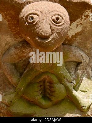 Questa straordinaria sheela-na-giga si trova nella Chiesa di Santa Maria e di San Davide a Kilpeck, Herefordshire Foto Stock