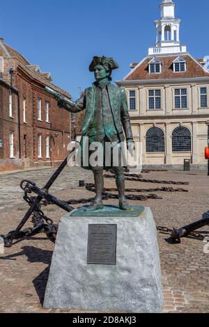 Statua del capitano George Vancouver (di Penelope Reeve, 2000) accanto a Purfleet Quay, King's Lynn, Norfolk, Inghilterra. Foto Stock