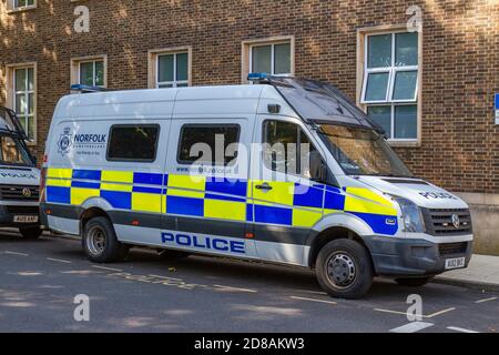 Un pulmino della polizia di Norfolk fuori dalla stazione di polizia di King's Lynn, Norfolk Constabulary, King's Lynn, Norfolk, Inghilterra. Foto Stock