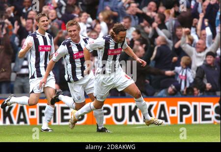 West Bromwich Albion contro Wolverhampton Wanderers, 22 ottobre 2006 presso gli Hawthorns. Jonathan Greening inizia la sua corsa di celebrazione seguita da Zoltan Gera e Martin Albrechtsen Foto Stock