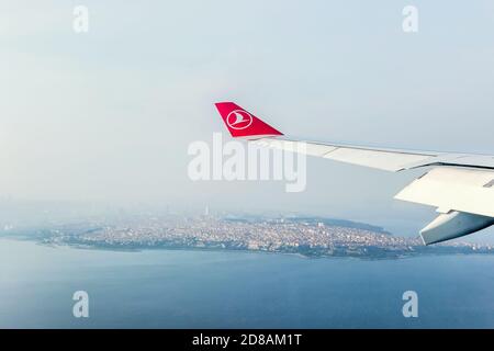 Ala di un aereo turco in cielo blu Foto Stock