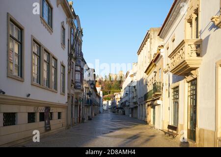 Tomar strada principale splendidi edifici storici, in Portogallo Foto Stock