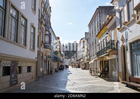 Tomar strada principale splendidi edifici storici, in Portogallo Foto Stock