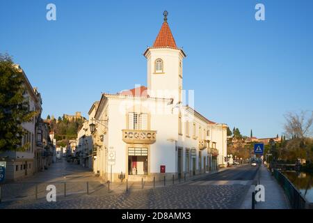 Tomar strada principale splendidi edifici storici, in Portogallo Foto Stock