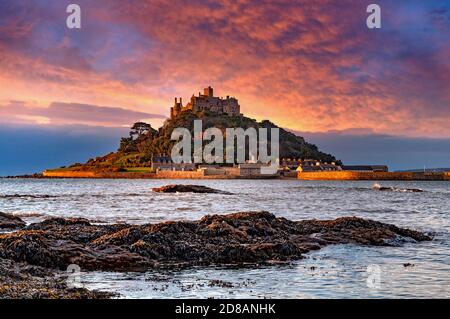 Una splendida alba sul monte st michaels in cornovaglia inghilterra Foto Stock