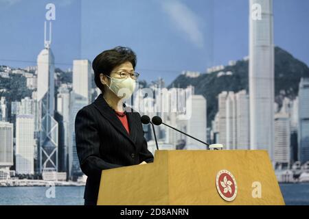 Hong Kong, Cina. 27 Ott 2020. Carrie Lam sostiene che i cittadini di Hong Kong che tornano dalla terraferma non devono essere isolati per 14 giorni dal mese prossimo a Hong Kong, in Cina, il 27 ottobre 2020. (Photo by Top Photo/Sipa USA) Credit: Sipa USA/Alamy Live News Foto Stock