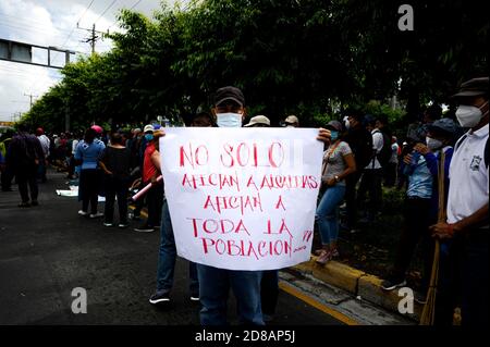 San Salvador, El Salvador. 28 Ott 2020. I manifestanti tengono in mano i segni e il canto durante una protesta che chiede il pagamento del fondo FODES.i pagamenti per oltre 240 milioni di dollari sono ancora stati effettuati dal governo e dai comuni rischiano di perdere l'elettricità e altri servizi municipali. Credit: Camilo Freedman/ZUMA Wire/Alamy Live News Foto Stock