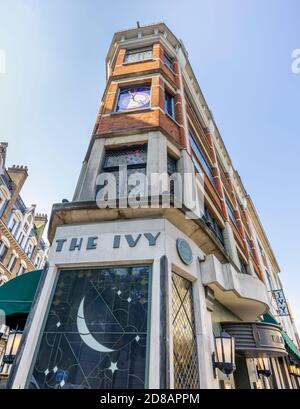 Vista sulla strada dell'esterno dell'iconico ristorante all'aperto, l'Ivy, nel Theatreland, nel West End di Londra, West Street WC2 Foto Stock