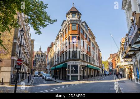 Vista dell'esterno dell'iconico ristorante all'aperto, l'Ivy e il St Martin's Theatre in Theatreland, nel West End di Londra, West Street WC2 Foto Stock