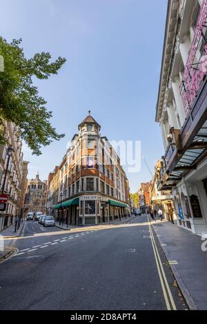 Vista dell'esterno dell'iconico ristorante all'aperto, l'Ivy e il St Martin's Theatre in Theatreland, nel West End di Londra, West Street WC2 Foto Stock