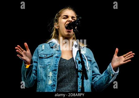 Kvaerndrup, Danimarca. 03 giugno 2017. La band inglese London Grammar esegue un concerto dal vivo durante il festival musicale danese Heartland Festival 2017. Qui la cantante Hannah Reid è visto dal vivo sul palco. (Foto: Gonzales Photo - Lasse Lagoni). Foto Stock