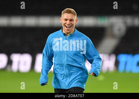 DERBY, INGHILTERRA. IL 28 OTTOBRE Martyn Waghorn della contea di Derby si riscalda prima del calcio d'inizio durante la partita del campionato Sky Bet tra la contea di Derby e la città di Cardiff al Pride Park, Derby mercoledì 28 ottobre 2020. (Credit: Jon Hobley | MI News) Credit: MI News & Sport /Alamy Live News Foto Stock