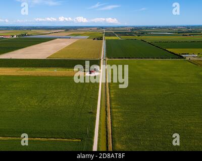 Foto aerea dei campi coltivati vicino alla località balneare di Caorle La Riviera Veneziana in Italia Foto Stock