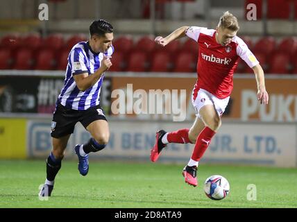 Sander Berge di Sheffield United (a sinistra) e Jamie Lindsay di Rotherham United combattono per la palla durante la partita del campionato Sky Bet all'AESSEAL New York Stadium di Rotherham. Foto Stock