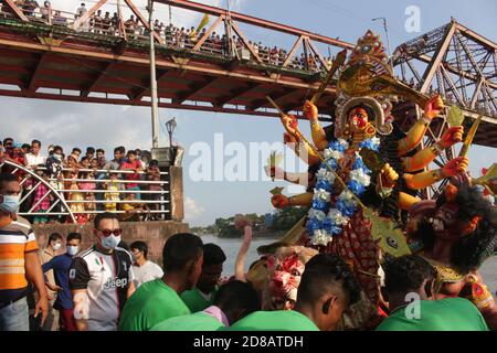 La giornata di Bijoya Dashami viene celebrata con grande entusiasmo, in quanto segna la fine delle celebrazioni di 5 giorni della Durga Puja. Bijoya Dashami è commemorato per stabilire la vittoria del bene sul male come si crede che la Dea ucciso il demone Mahishasur in questo giorno. Come è l'ultimo giorno di Durga Puja, la comunità bengalese offre un addio alla Dea Durga dopo la lunga celebrazione. Sylhet, Bangladesh. Foto Stock