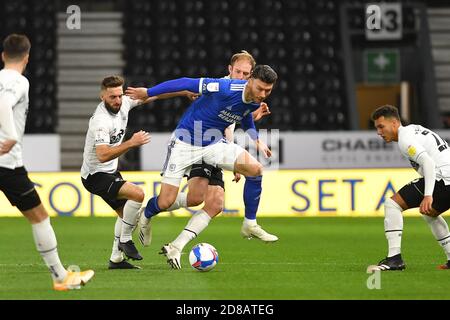 DERBY, INGHILTERRA. 28 OTTOBRE Kieffer Moore della città di Cardiff combatte con GraemeÊShinnie della contea di Derby durante la partita del campionato Sky Bet tra la contea di Derby e la città di Cardiff al Pride Park, Derby mercoledì 28 ottobre 2020. (Credit: Jon Hobley | MI News) Credit: MI News & Sport /Alamy Live News Foto Stock