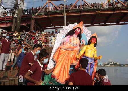 La giornata di Bijoya Dashami viene celebrata con grande entusiasmo, in quanto segna la fine delle celebrazioni di 5 giorni della Durga Puja. Bijoya Dashami è commemorato per stabilire la vittoria del bene sul male come si crede che la Dea ucciso il demone Mahishasur in questo giorno. Come è l'ultimo giorno di Durga Puja, la comunità bengalese offre un addio alla Dea Durga dopo la lunga celebrazione. Sylhet, Bangladesh. Foto Stock