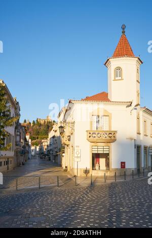 Tomar strada principale splendidi edifici storici, in Portogallo Foto Stock