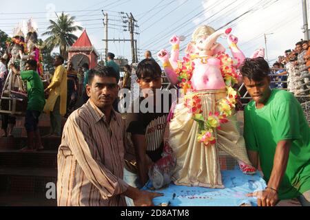 La giornata di Bijoya Dashami viene celebrata con grande entusiasmo, in quanto segna la fine delle celebrazioni di 5 giorni della Durga Puja. Bijoya Dashami è commemorato per stabilire la vittoria del bene sul male come si crede che la Dea ucciso il demone Mahishasur in questo giorno. Come è l'ultimo giorno di Durga Puja, la comunità bengalese offre un addio alla Dea Durga dopo la lunga celebrazione. Sylhet, Bangladesh. Foto Stock