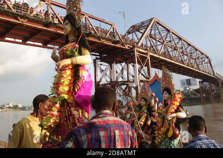 La giornata di Bijoya Dashami viene celebrata con grande entusiasmo, in quanto segna la fine delle celebrazioni di 5 giorni della Durga Puja. Bijoya Dashami è commemorato per stabilire la vittoria del bene sul male come si crede che la Dea ucciso il demone Mahishasur in questo giorno. Come è l'ultimo giorno di Durga Puja, la comunità bengalese offre un addio alla Dea Durga dopo la lunga celebrazione. Sylhet, Bangladesh. Foto Stock