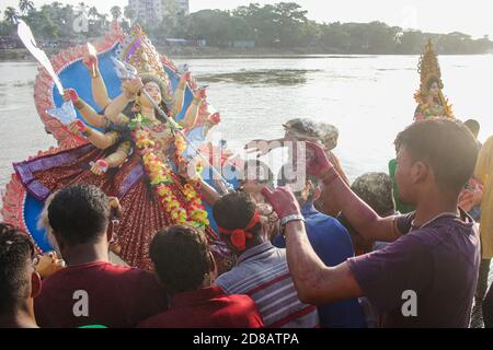 La giornata di Bijoya Dashami viene celebrata con grande entusiasmo, in quanto segna la fine delle celebrazioni di 5 giorni della Durga Puja. Bijoya Dashami è il commemorato per stabilire la vittoria del bene sul male come si crede che la Dea ucciso demone Mahishasur in questo giorno. Come è l'ultimo giorno di Durga Puja, la comunità bengalese offre un addio alla Dea Durga dopo la lunga celebrazione. Sylhet, Bangladesh Foto Stock