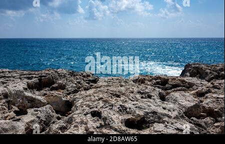 Le onde si infrangono sulla costa rocciosa del Mar Mediterraneo sulla penisola di Akamas, nella parte nord-occidentale dell'isola di Cipro. Foto Stock