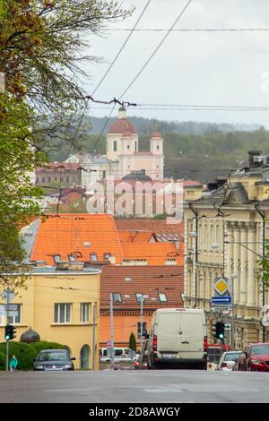 27 aprile 2018 Vilnius, Lituania. Traffico in una delle strade di Vilnius. Foto Stock