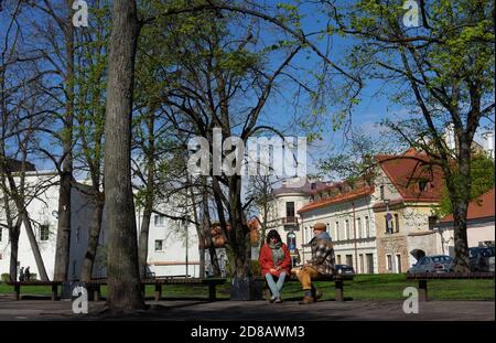 26 aprile 2018 Vilnius, Lituania. Passers-by su una delle strade nel centro di Vilnius. Foto Stock