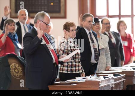 Austin, Texas, Stati Uniti. 19 dicembre 2016. Austin, Texas, 19 dicembre 2016: Gli elettori del Texas si incontrano al Campidoglio del Texas per votare il presidente Donald Trump e il vicepresidente Mike Pence. Centinaia di manifestanti hanno cantato fuori dal Campidoglio durante il voto. Credit: Bob Daemmrich/ZUMA Wire/Alamy Live News Foto Stock