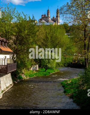 Il 27 aprile 2018 Vilnius, Lituania, fiume Vilnius e la chiesa cattolica dell'Ascensione a Vilnius in primavera, con il bel tempo. Foto Stock