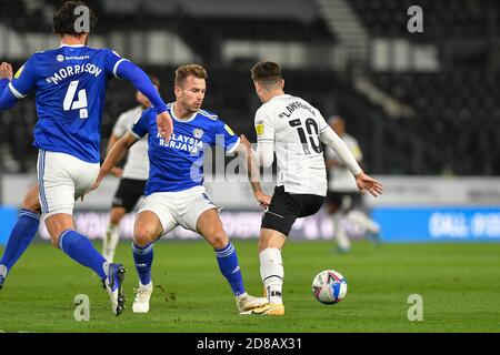 DERBY, INGHILTERRA. 28 OTTOBRE Joe Ralls della città di Cardiff fouls Tom Lawrence della contea di Derby sul bordo della zona durante la partita Sky Bet Championship tra Derby County e Cardiff City al Pride Park, Derby mercoledì 28 ottobre 2020. (Credit: Jon Hobley | MI News) Credit: MI News & Sport /Alamy Live News Foto Stock